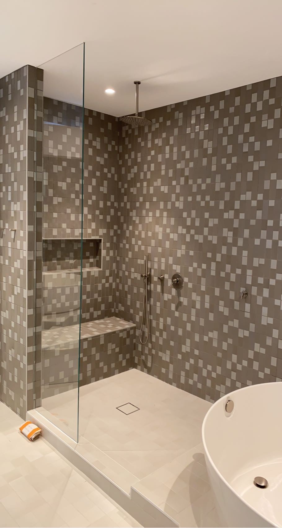 Frameless shower installation 4